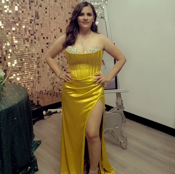 Beautiful Formal Dress - Picture 2 of 4